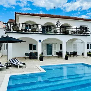 https://villa-gala.hotels-in-trogir.com